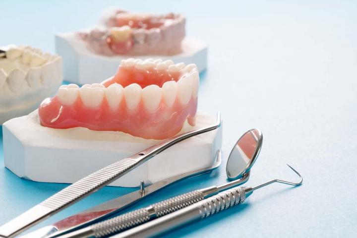 Prothèse dentaire cassée ou brisée ? Faites appel aux services d’urgence de ROBERT BÉLISLE DENTUROLOGISTE